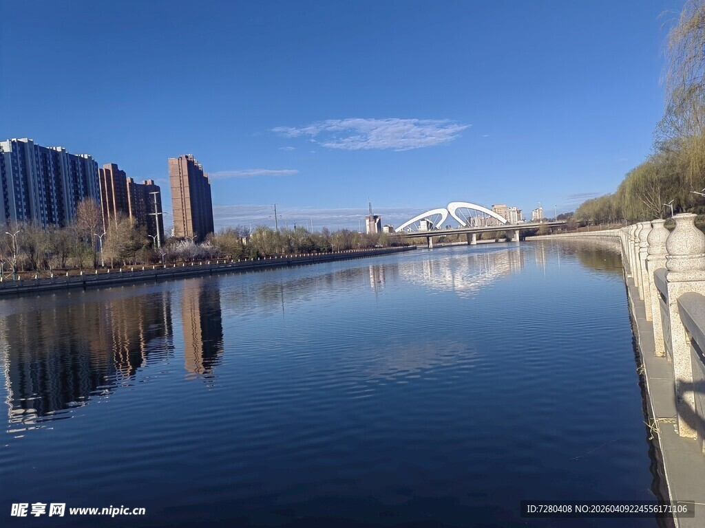 河畔城市风光倒影美景