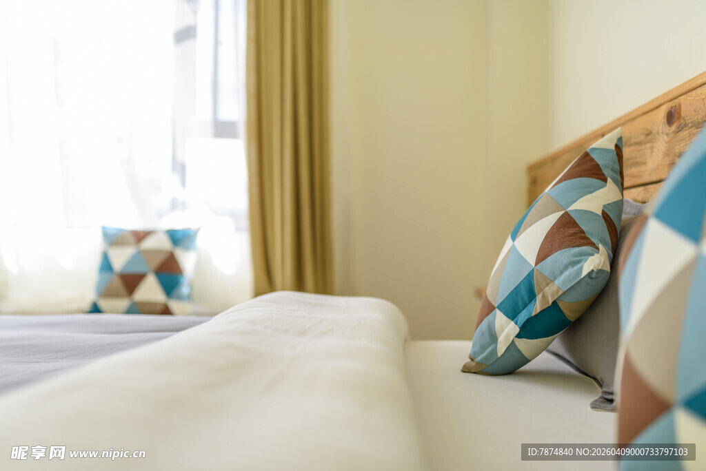 温馨卧室床铺与几何抱枕