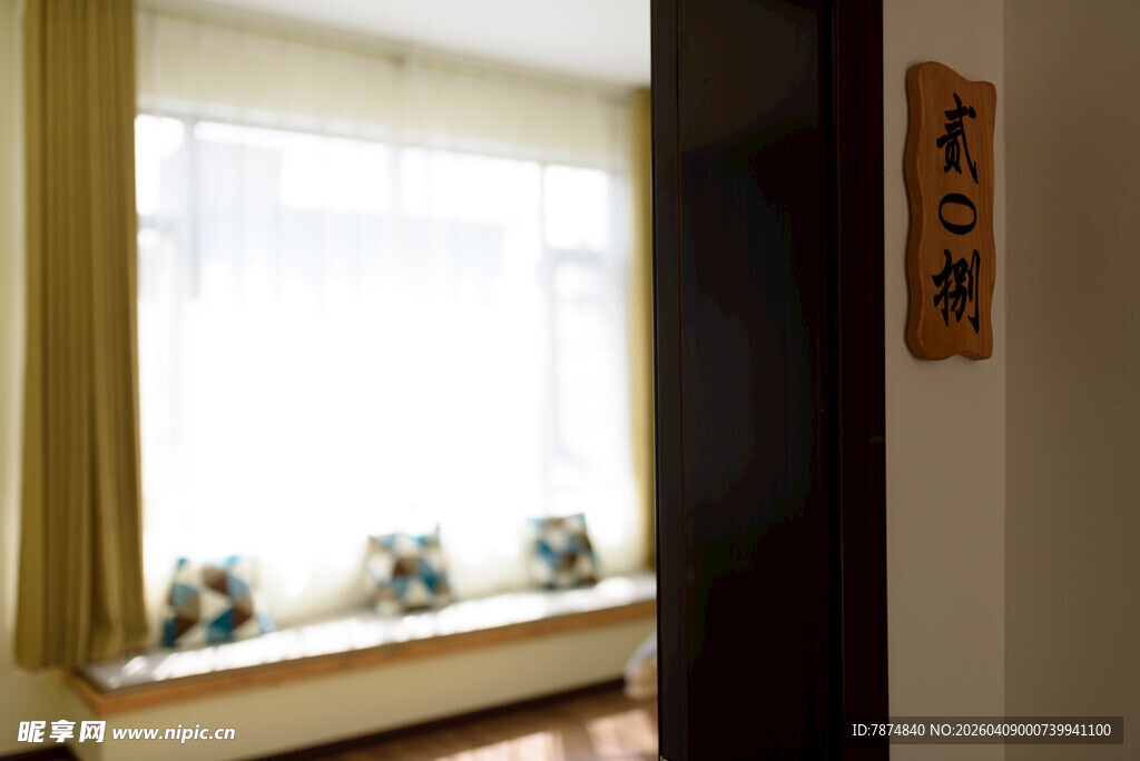 窗边温馨角落装饰