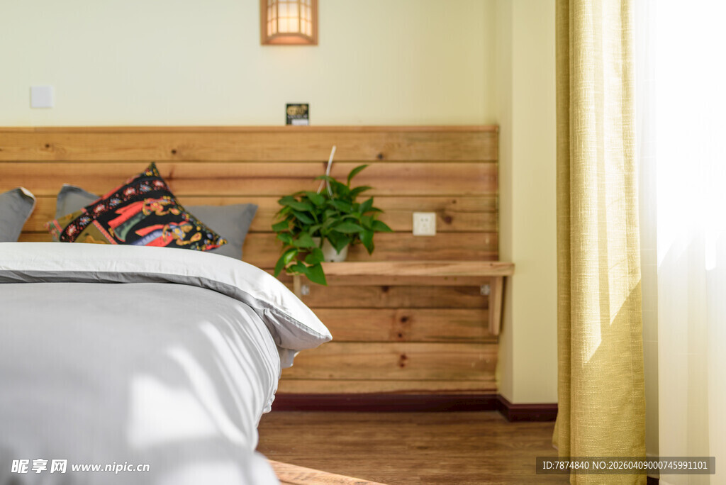 温馨木质卧室床榻一角