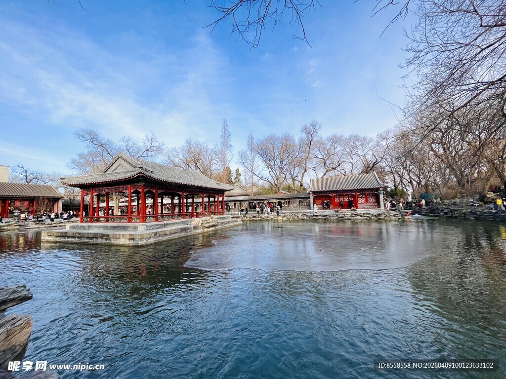 冬日湖畔中式建筑美景