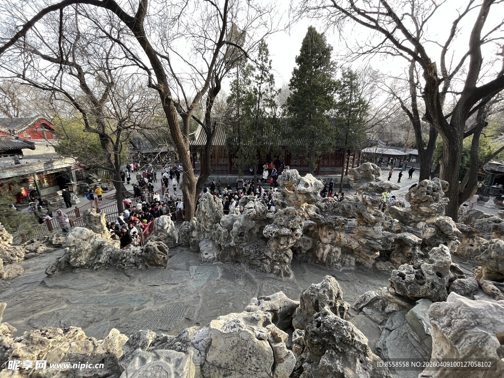 古典园林景致中的假山流水