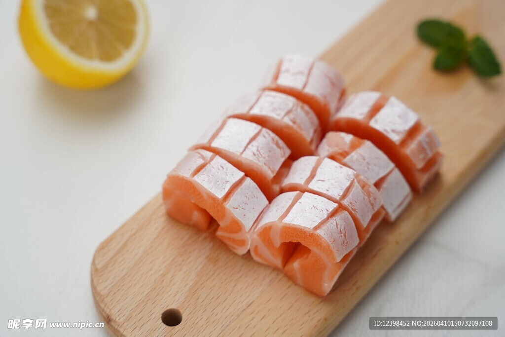 切片三文鱼配柠檬与香草