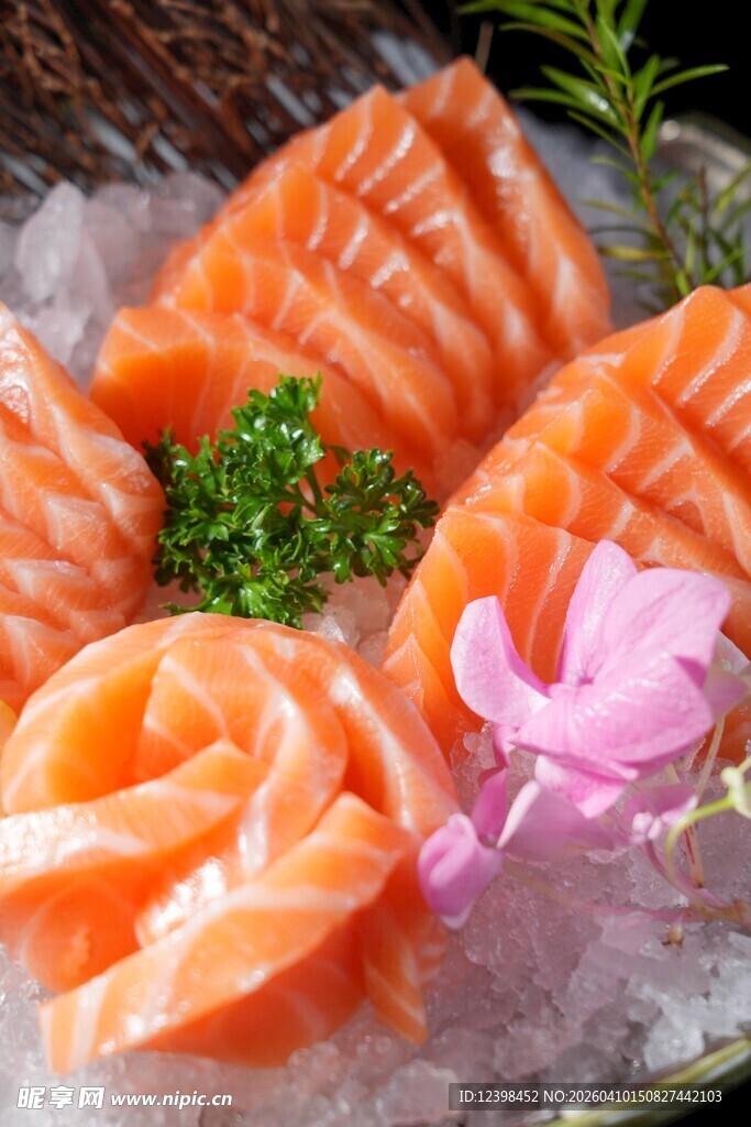 新鲜三文鱼刺身摆盘