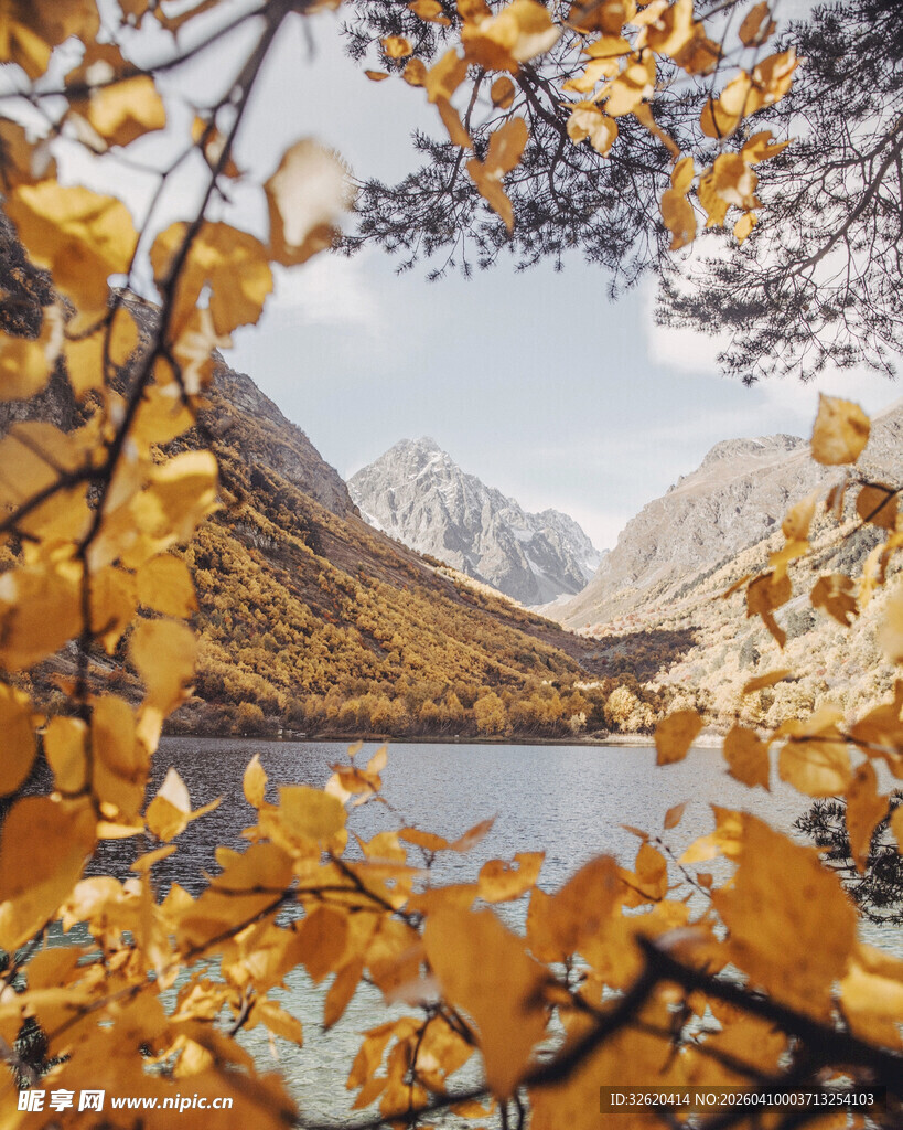 秋日湖畔山林美景