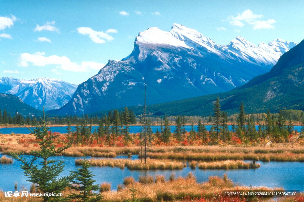 壮丽雪山下的静谧湖泊