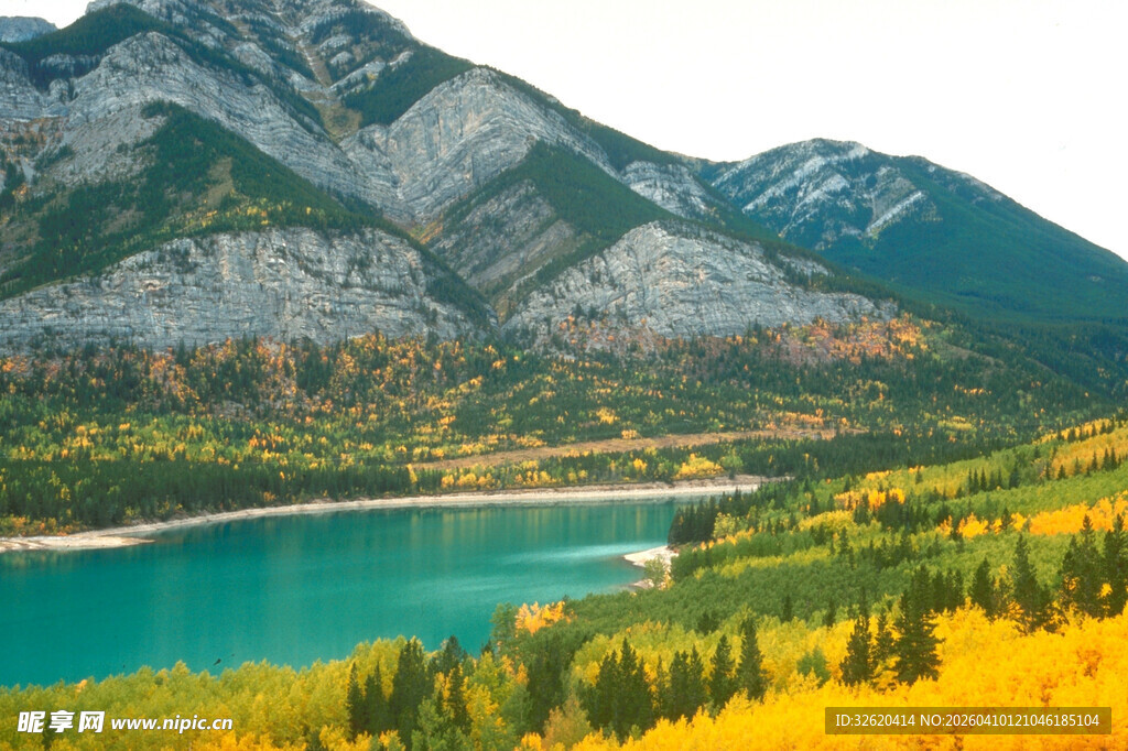 秋日山间的碧绿湖泊