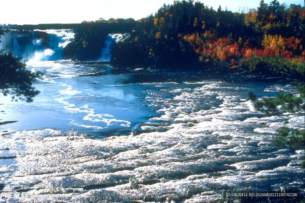 秋日湍急河流与多彩树林