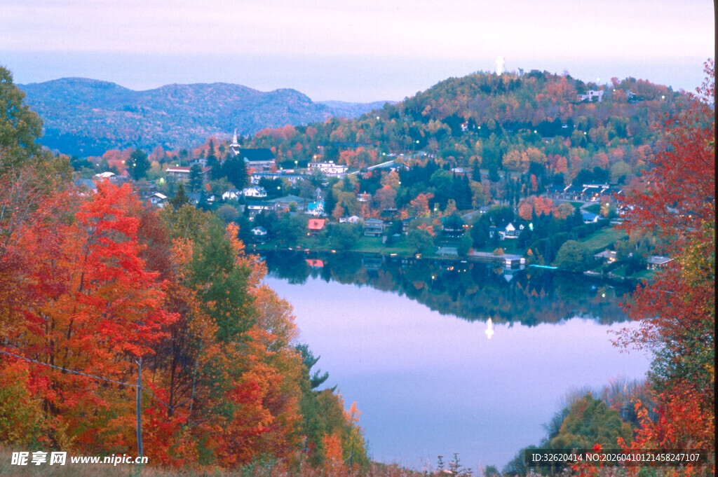 秋日湖畔斑斓山林美景