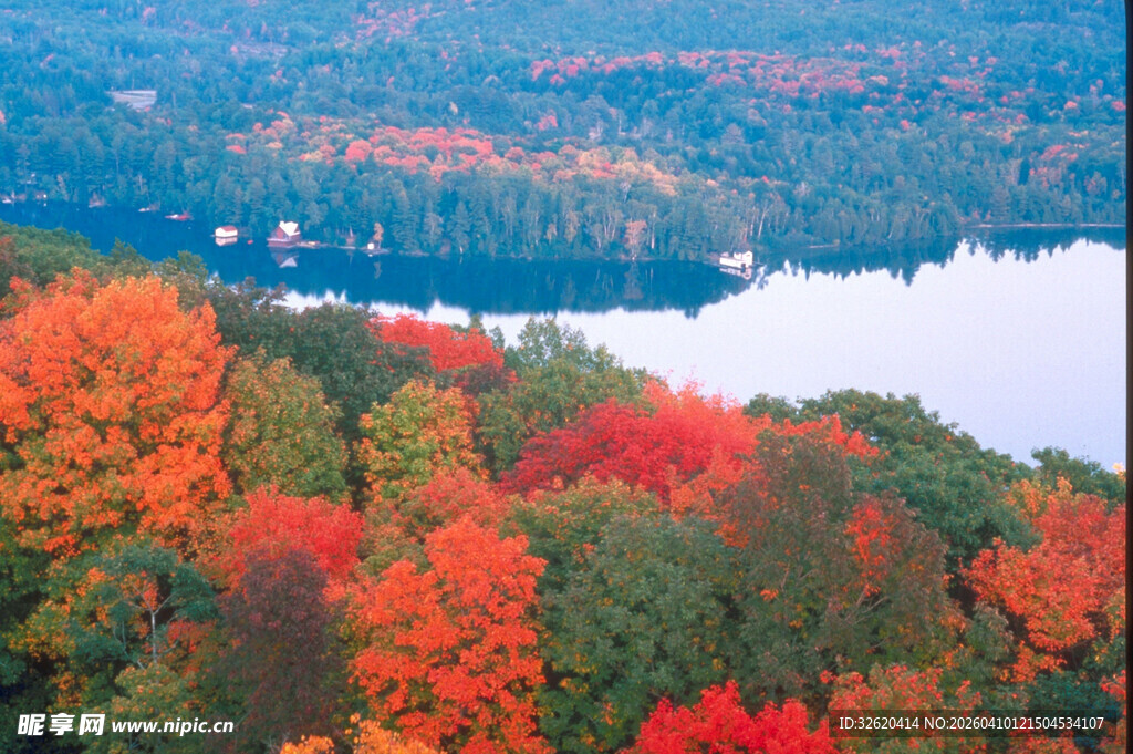 秋日山林湖景绚烂风光