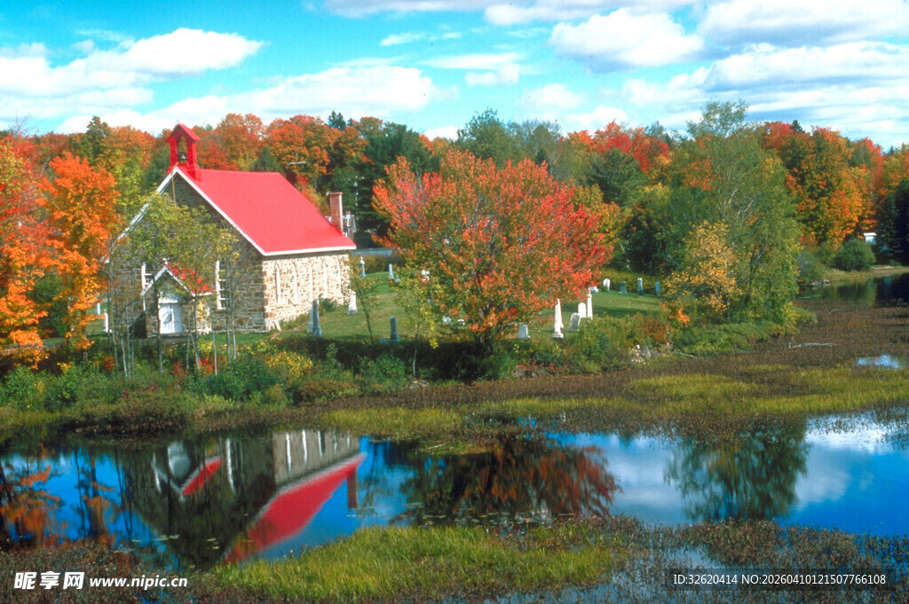 秋日湖畔红顶小屋美景