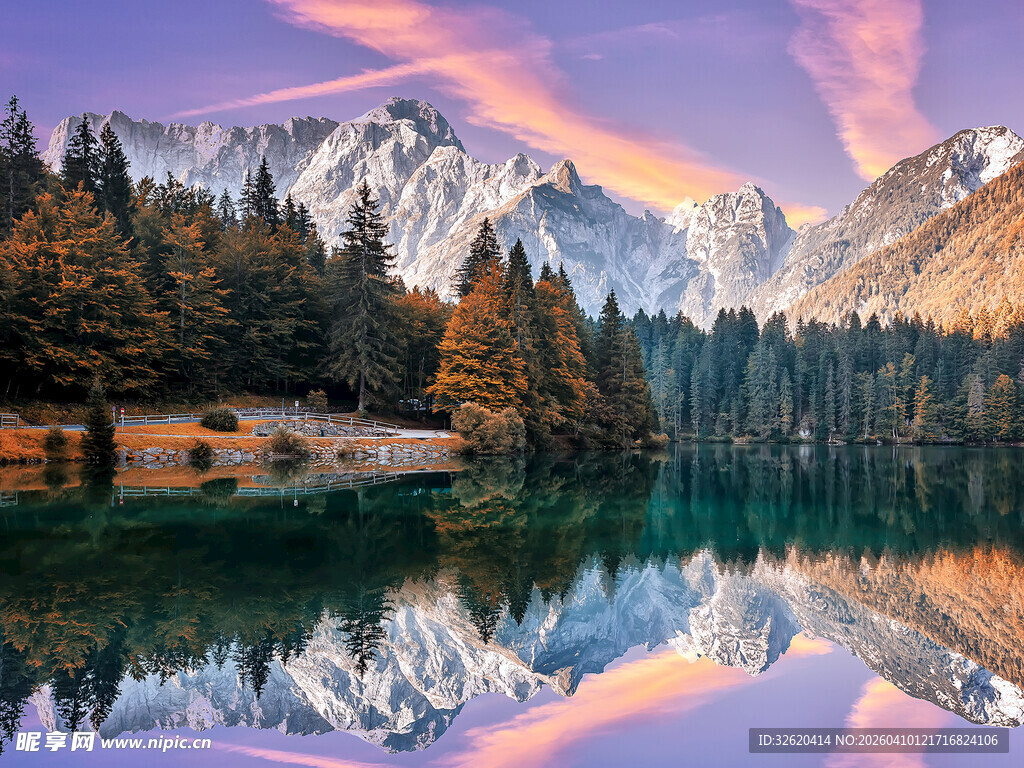 湖畔山林绝美自然风光