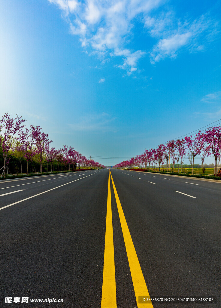 伸向远方的宽阔公路