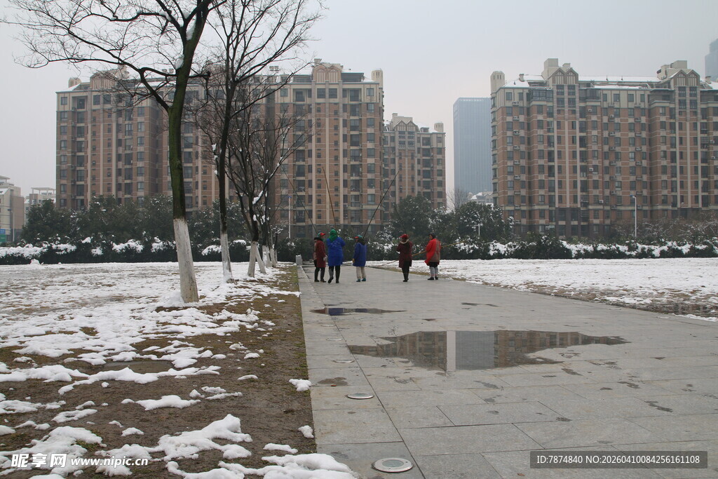 冬日雪后小区行人漫步景