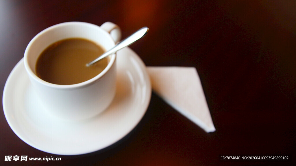 白色杯碟中的香醇咖啡