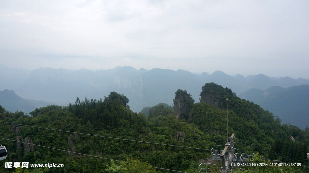 恩施山峦叠翠的壮丽自然景观