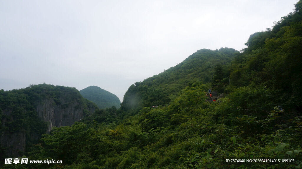 恩施青山葱郁的自然美景