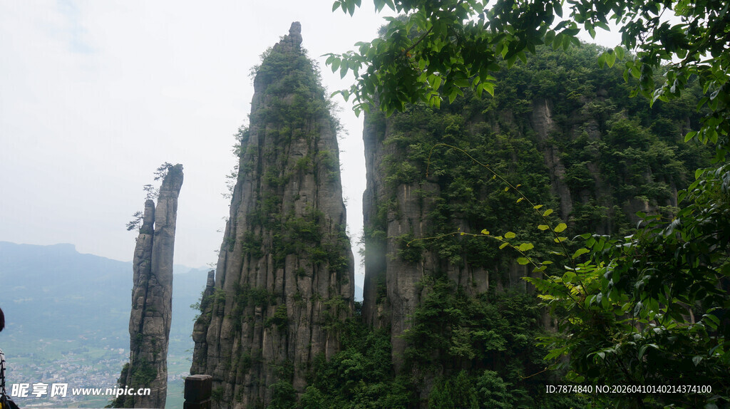恩施奇峰耸立的自然景观