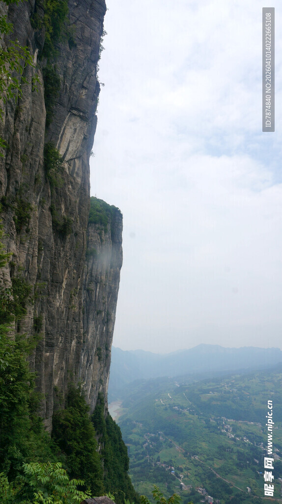 恩施陡峭悬崖边的壮丽山景