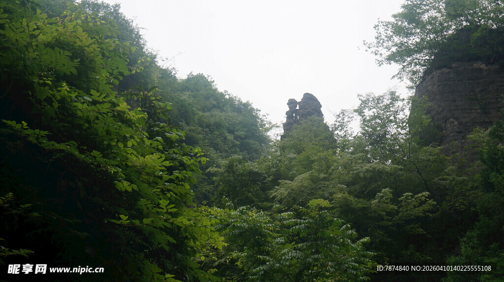 恩施山林间的古塔景观