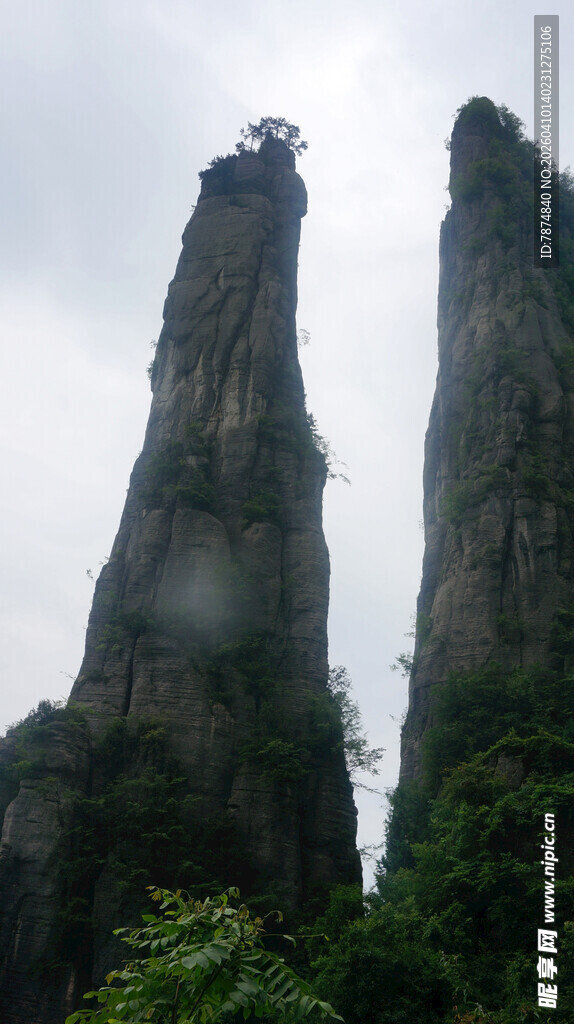 恩施奇峰耸立山间美景