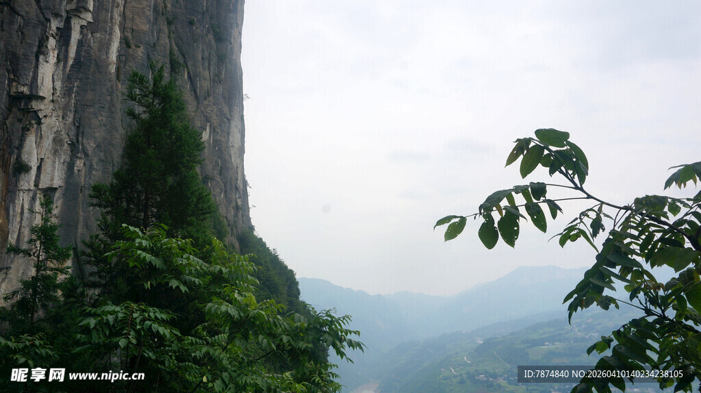 恩施峭壁绿植间的自然景致