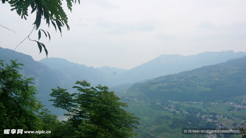 恩施山间绿意景致