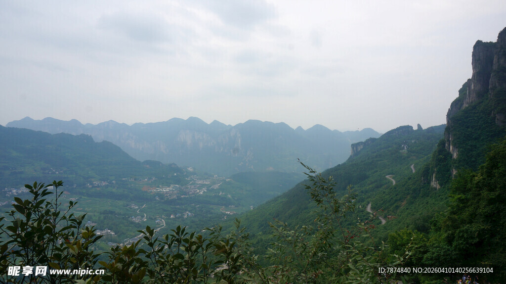 恩施山峦叠翠的自然风光