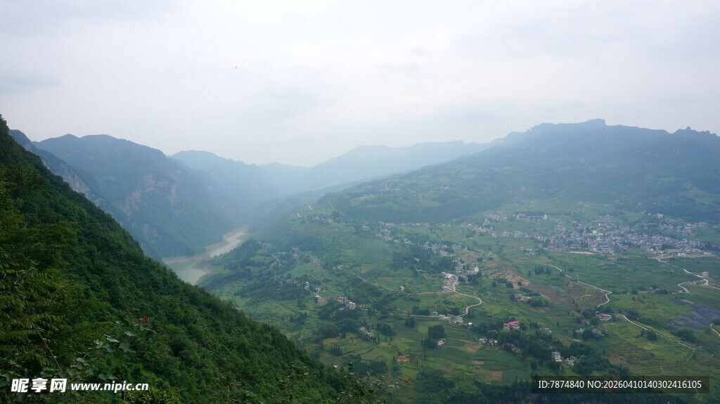 恩施山间绿野风光