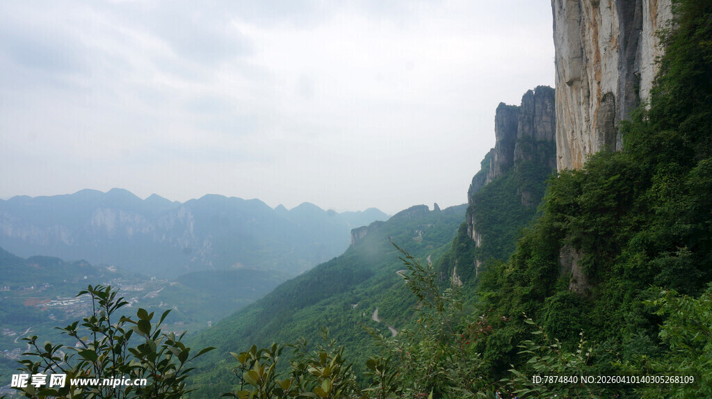 恩施壮丽山景 绝壁绿意盎然