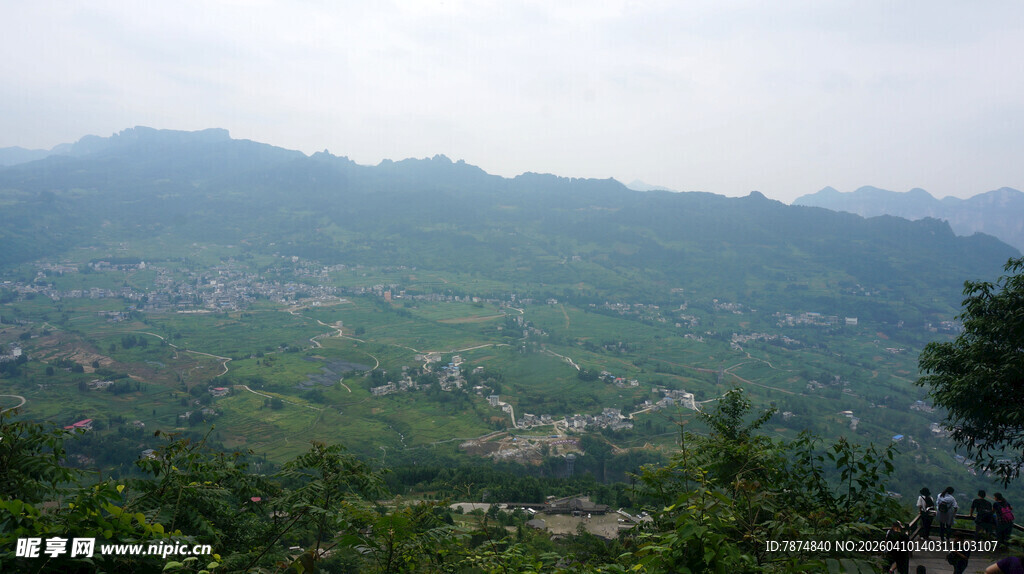 恩施山峦叠翠的乡村景致