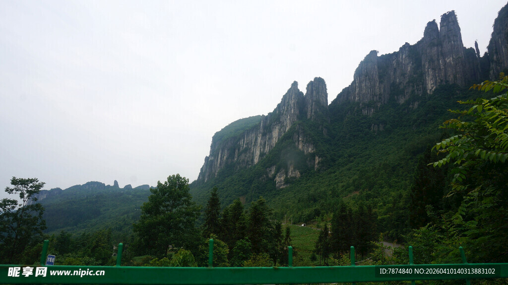 恩施秀丽山峦与葱郁植被景观