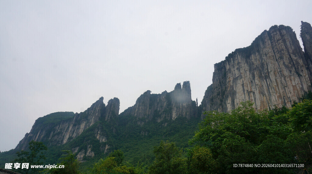 恩施壮丽山峰与葱郁植被景观