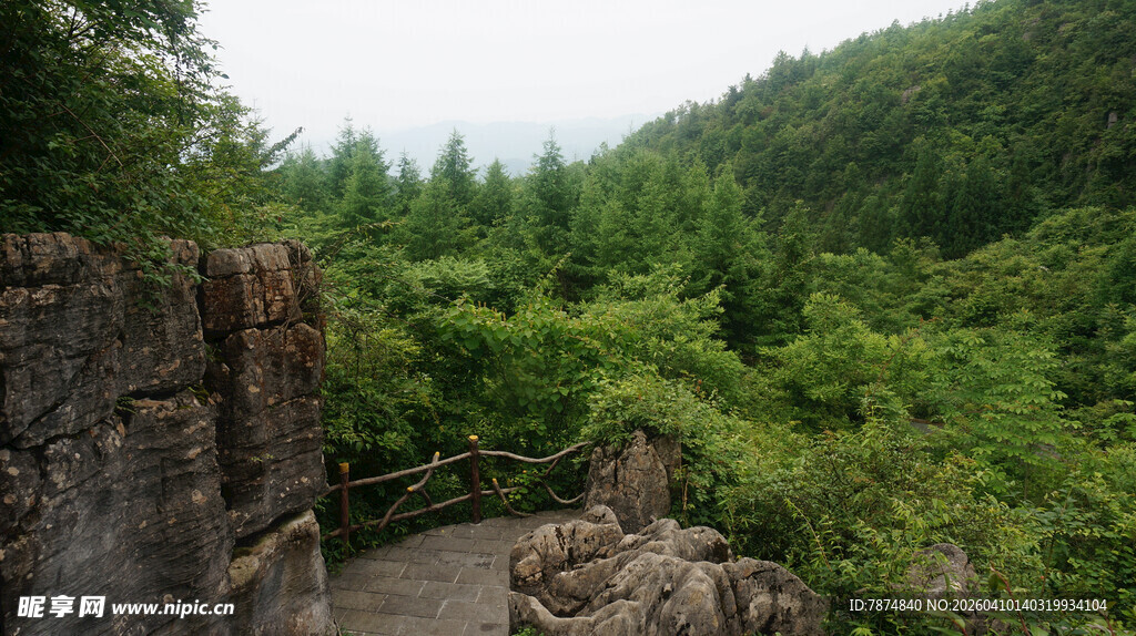 恩施山林间的嶙峋怪石与绿意