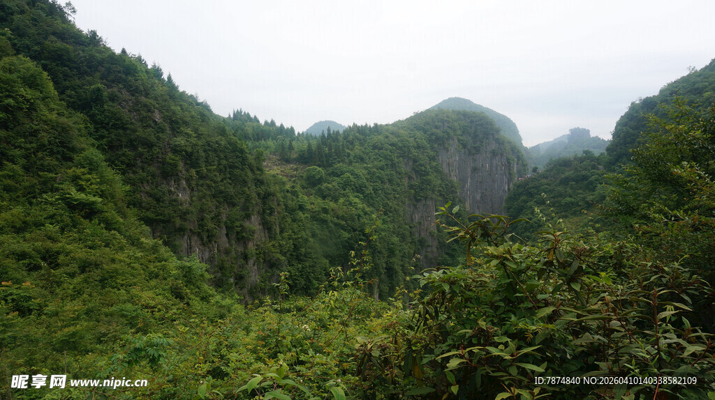 恩施青山翠谷间的自然美景