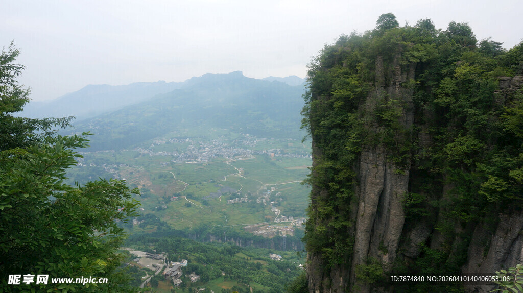 恩施峻峭山峰下的秀丽山谷