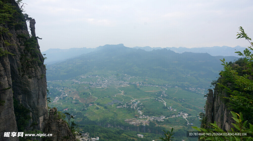 恩施壮丽山间景色俯瞰