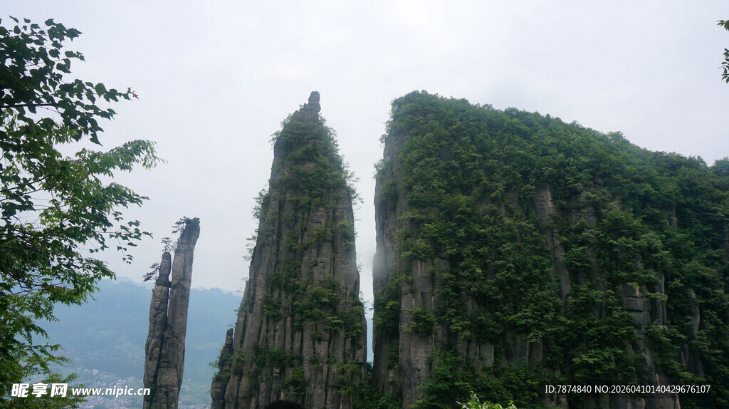 恩施奇峰耸立的壮丽山林景观