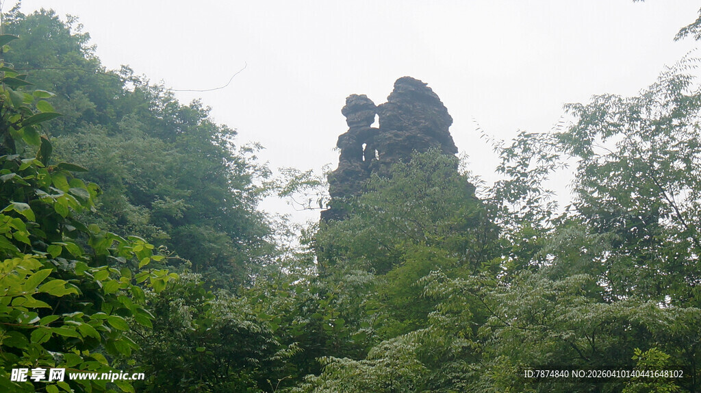 恩施山林中的奇特岩石景观
