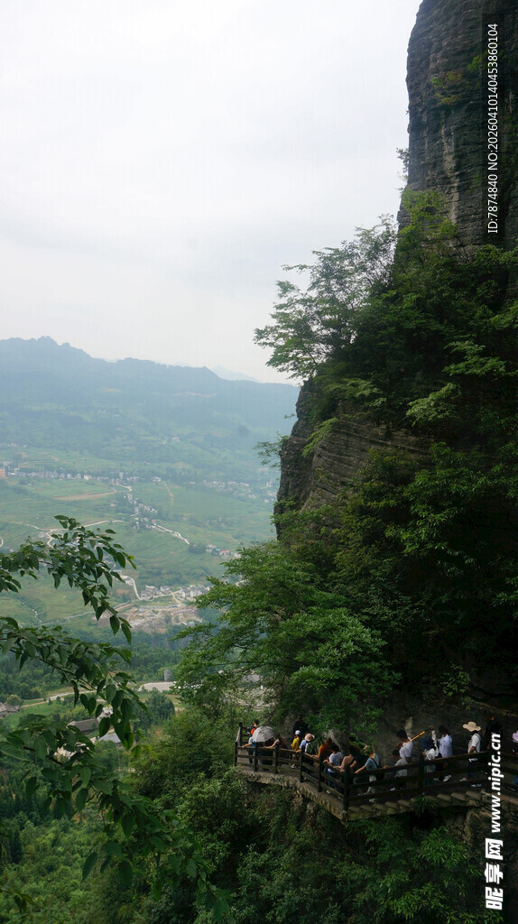 恩施山间栈道上的游客身影