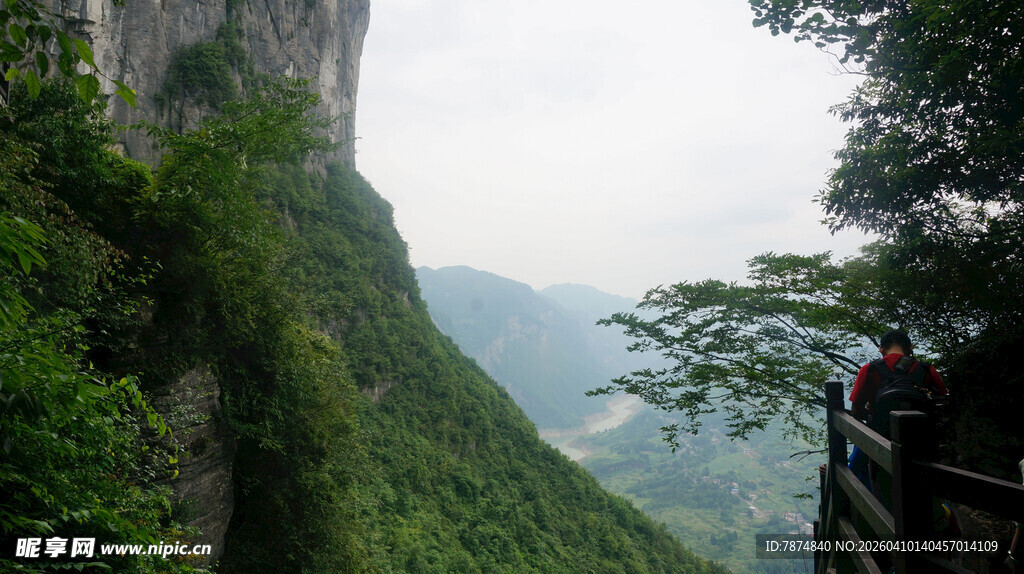 恩施山间栈道赏壮丽峡谷风光
