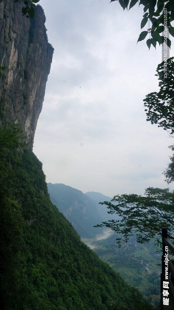 恩施巍峨青山间的壮丽峭壁