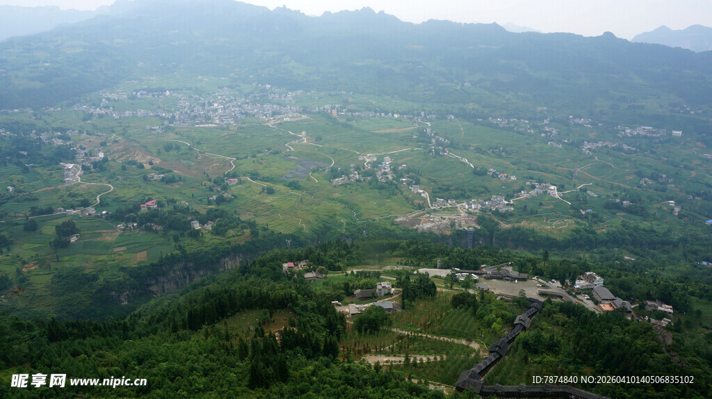 恩施山间村落俯瞰美景