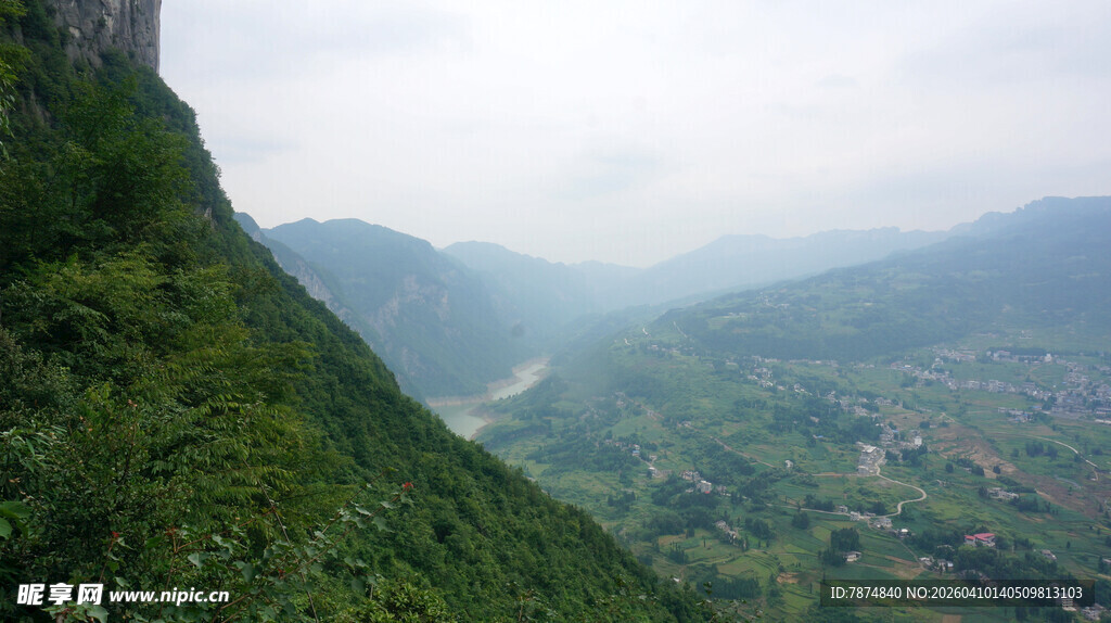 恩施山间绿野风光