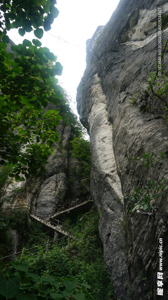恩施山间栈道旁的奇特岩石