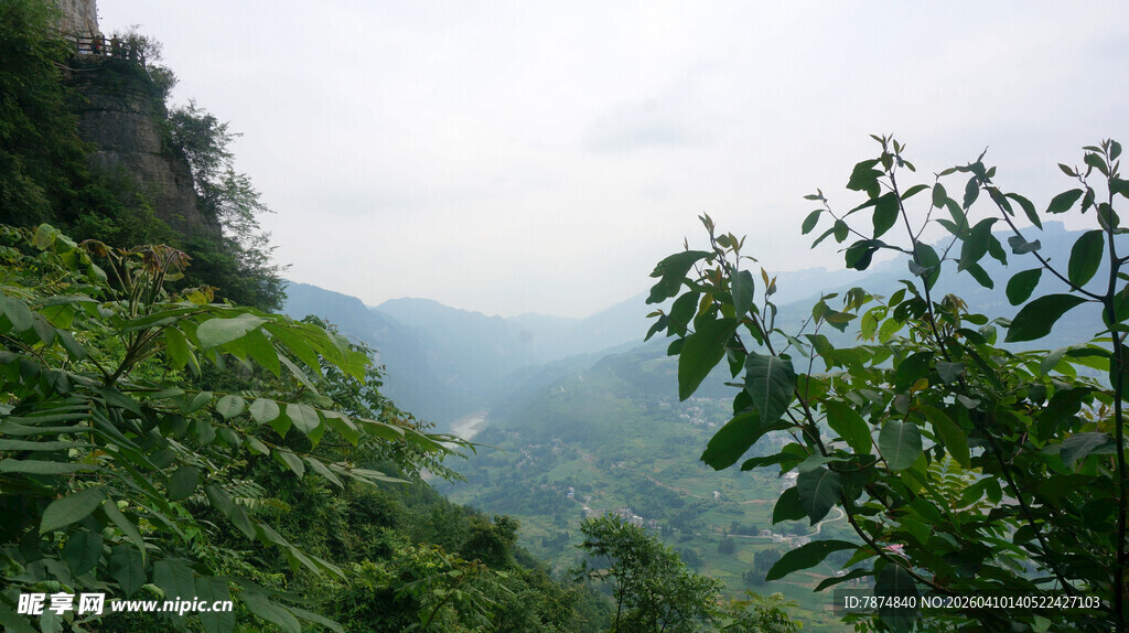 恩施山间绿意盎然的自然景致
