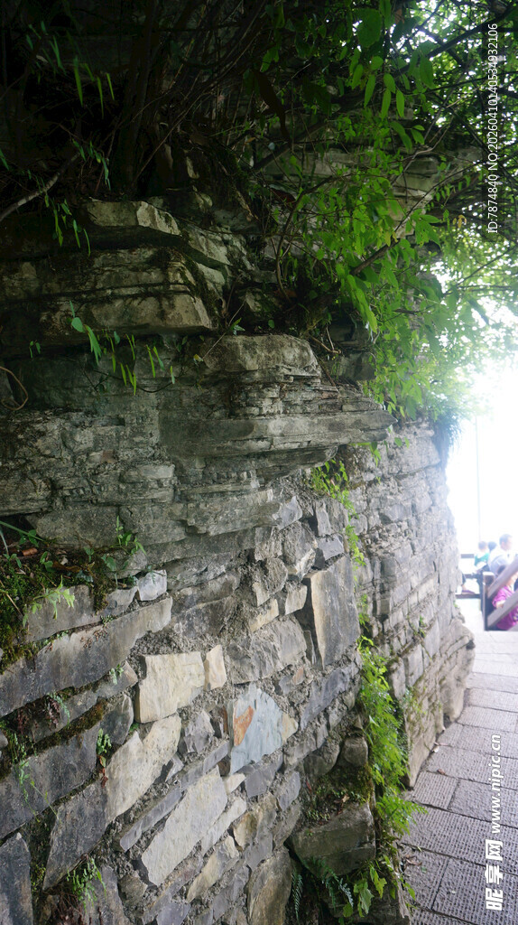 恩施古老石墙旁的幽静小径