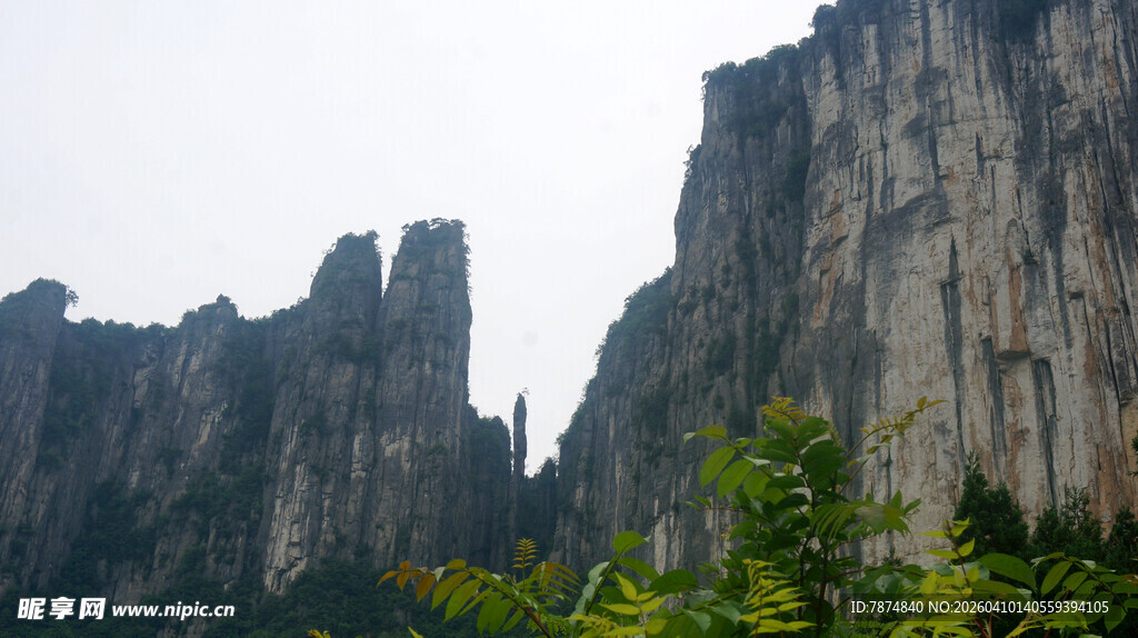 恩施巍峨峻峭的壮丽山峰