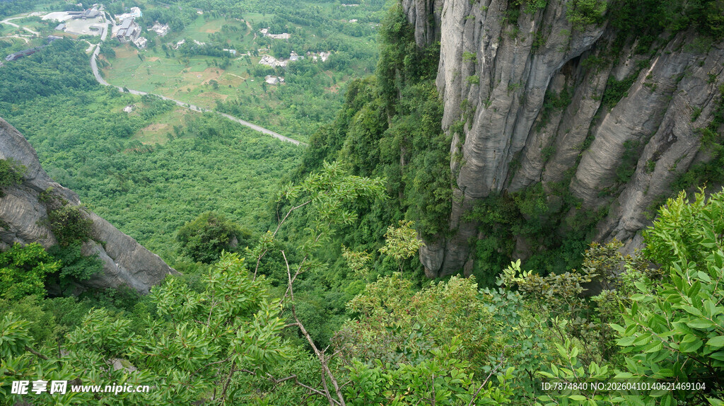 恩施山间翠谷 峭壁绿植相依