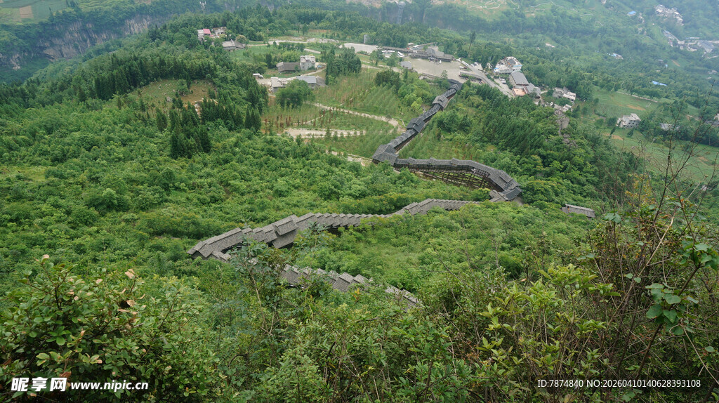 恩施山间蜿蜒公路 绿意盎然